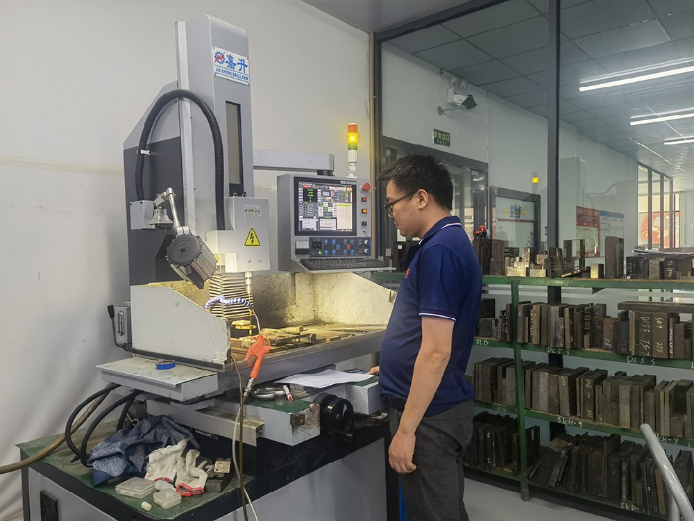 自動(dong)打(da)孔機